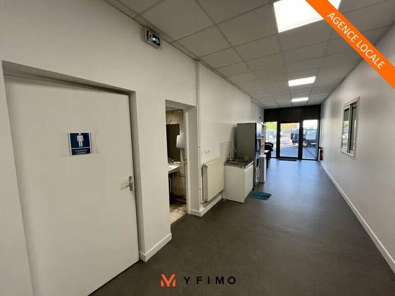 Flex in Poissy for lease - Interior Photo - Image 1 of 6