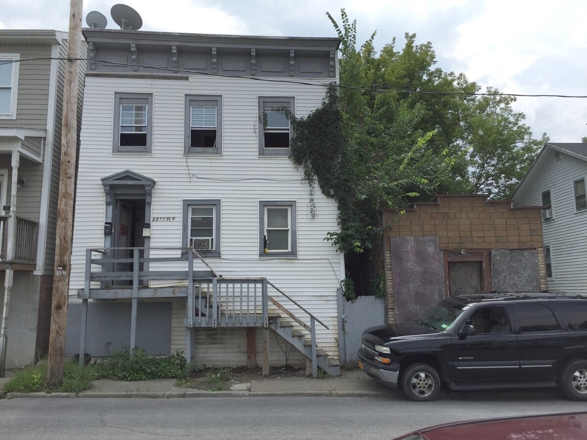 225 1/2 Columbia St, Hudson, NY 12534