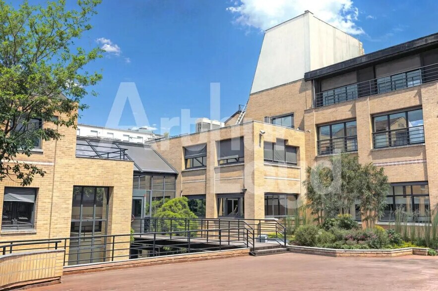 Office in Suresnes for sale - Building Photo - Image 2 of 11