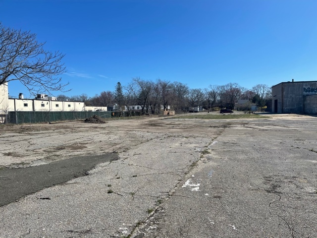 386 Oakwood Rd, Huntington Station, NY for lease - Building Photo - Image 2 of 3