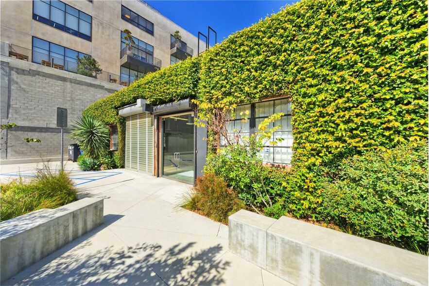 2201 S Carmelina Ave, Los Angeles, CA for lease - Building Photo - Image 2 of 8