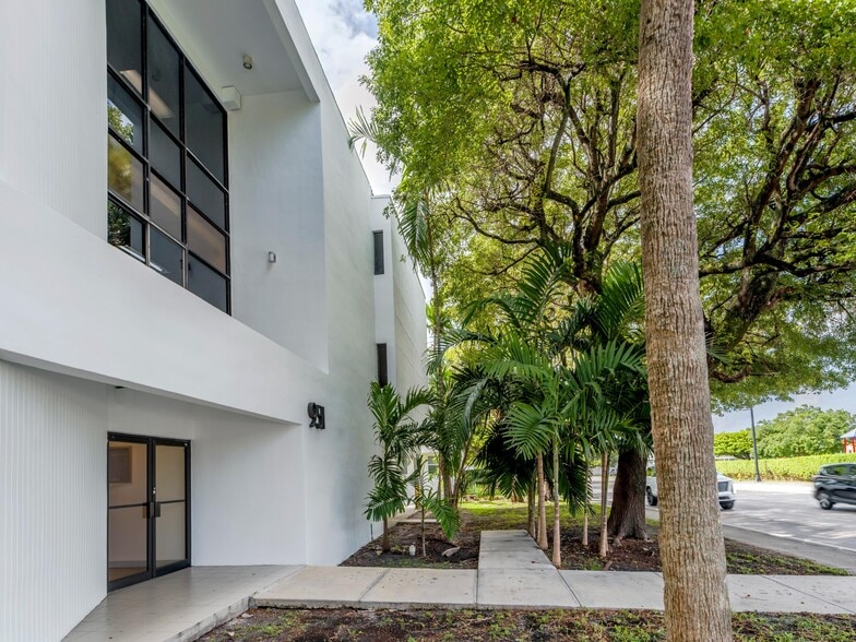 951 S Le Jeune Rd, Coral Gables, FL for sale - Building Photo - Image 3 of 34