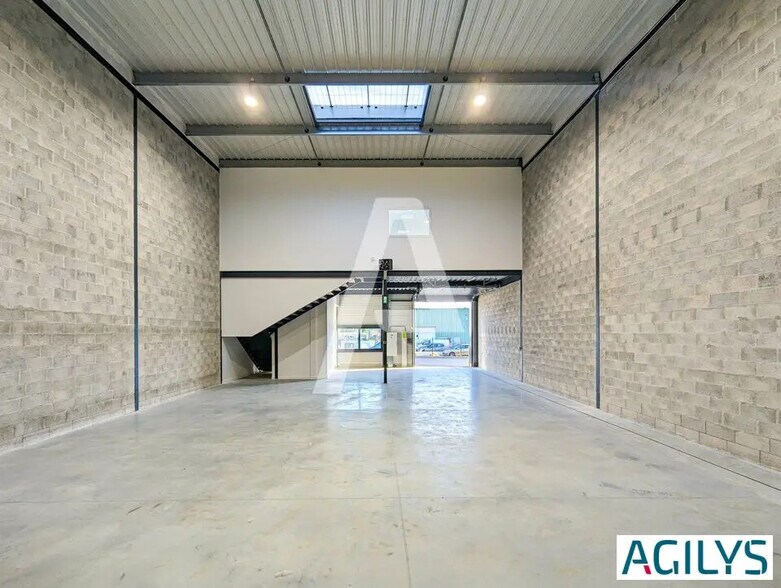Flex in Villemoisson-sur-Orge for lease - Interior Photo - Image 2 of 8