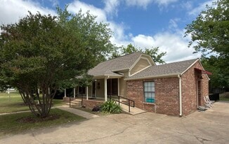 902 W Pearl Street, Granbury - Office Space