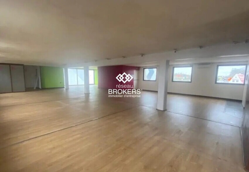 Office in Franconville for lease - Interior Photo - Image 3 of 6