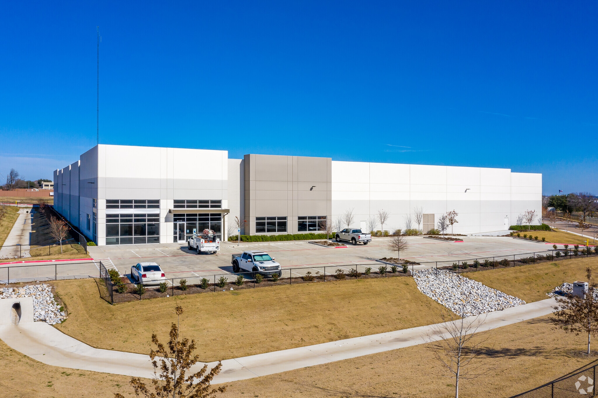 9175 Autobahn Dr, Dallas, TX for lease Primary Photo- Image 1 of 7