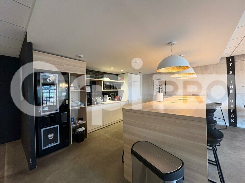 Office in Torcy for lease - Interior Photo - Image 2 of 11