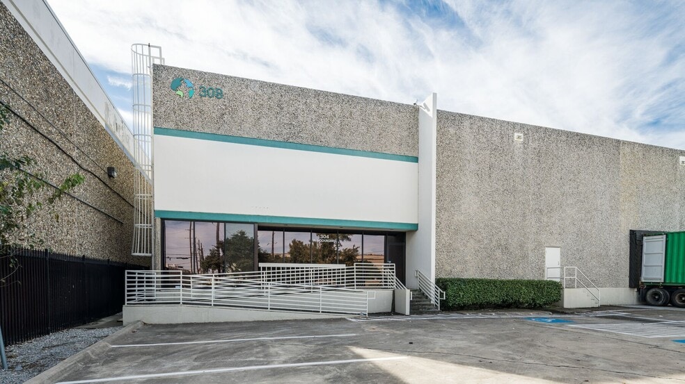 304-308 W Mockingbird Ln, Dallas, TX for lease - Building Photo - Image 2 of 3