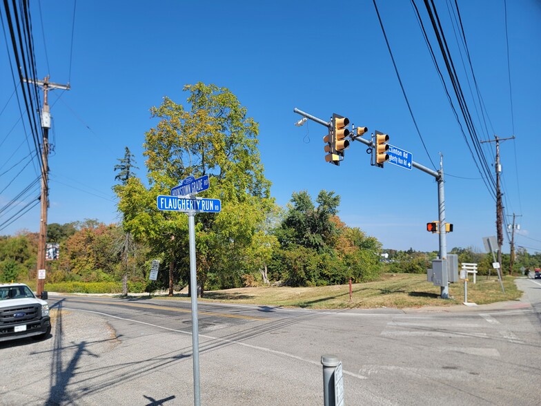 702 Hookstown Grade Rd, Clinton, PA for lease - Building Photo - Image 2 of 11