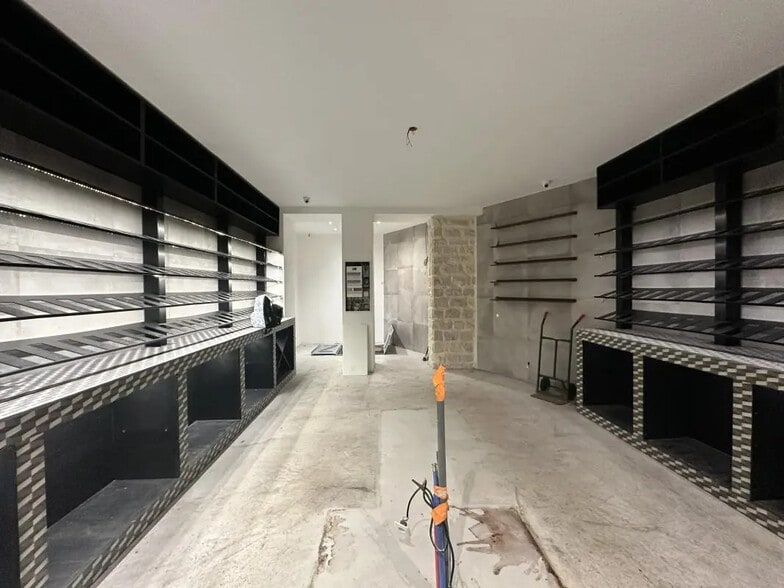 Retail in Paris for lease - Building Photo - Image 1 of 7