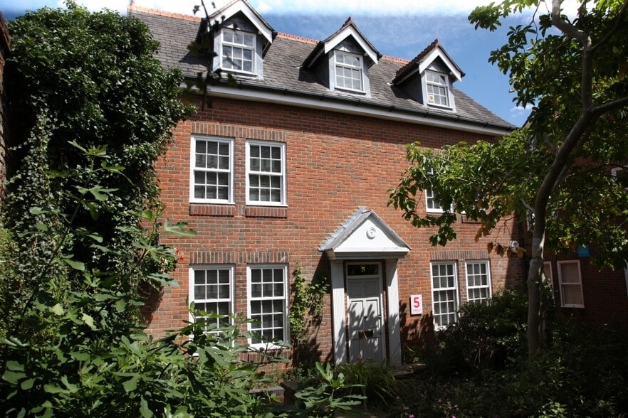 Castle St, Farnham for sale - Primary Photo - Image 1 of 1