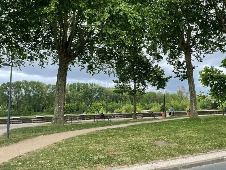 Office in Orléans for lease - Building Photo - Image 1 of 11