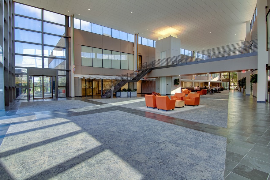 10200 Richmond Ave, Houston, TX for lease - Lobby - Image 2 of 5
