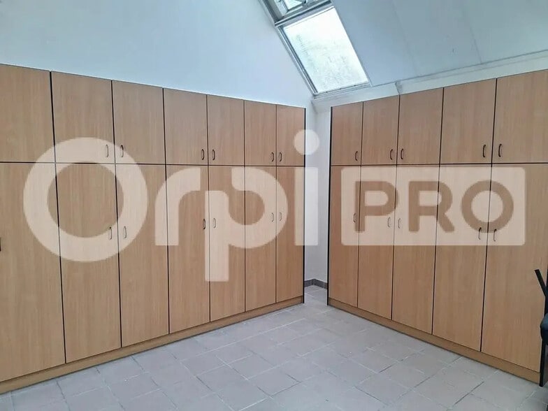 Office in Senlis for lease - Building Photo - Image 3 of 3