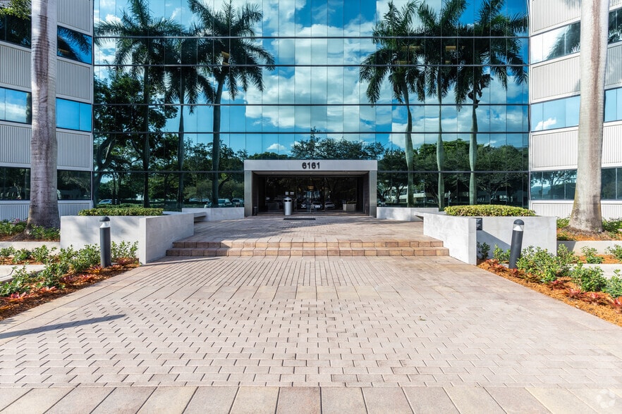 5775 Blue Lagoon Dr, Miami, FL for lease - Building Photo - Image 2 of 22