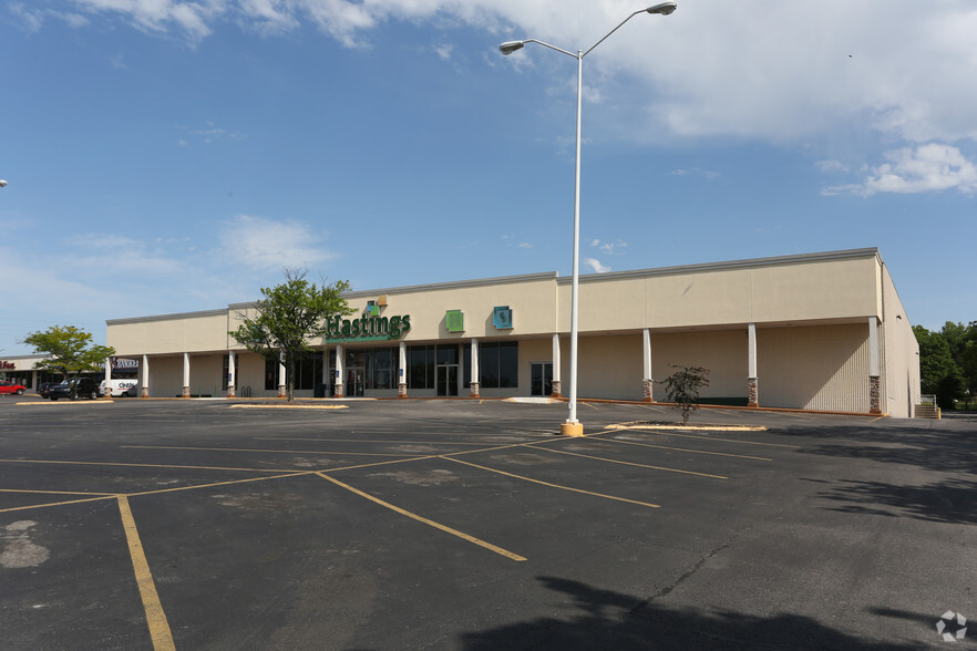 1900-2020 W 23rd St, Lawrence, KS for sale - Primary Photo - Image 1 of 1