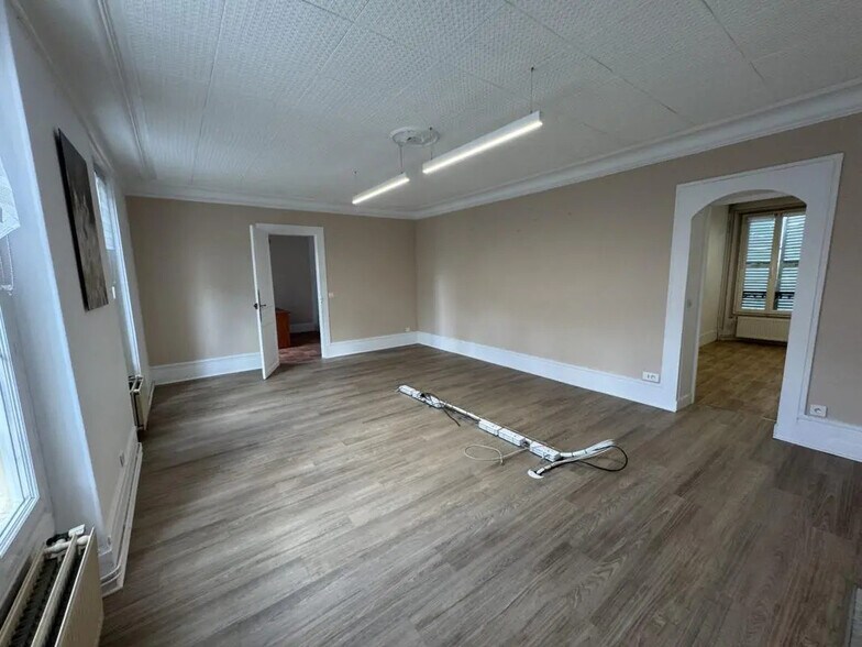 Office in Les Mureaux for lease - Interior Photo - Image 2 of 9