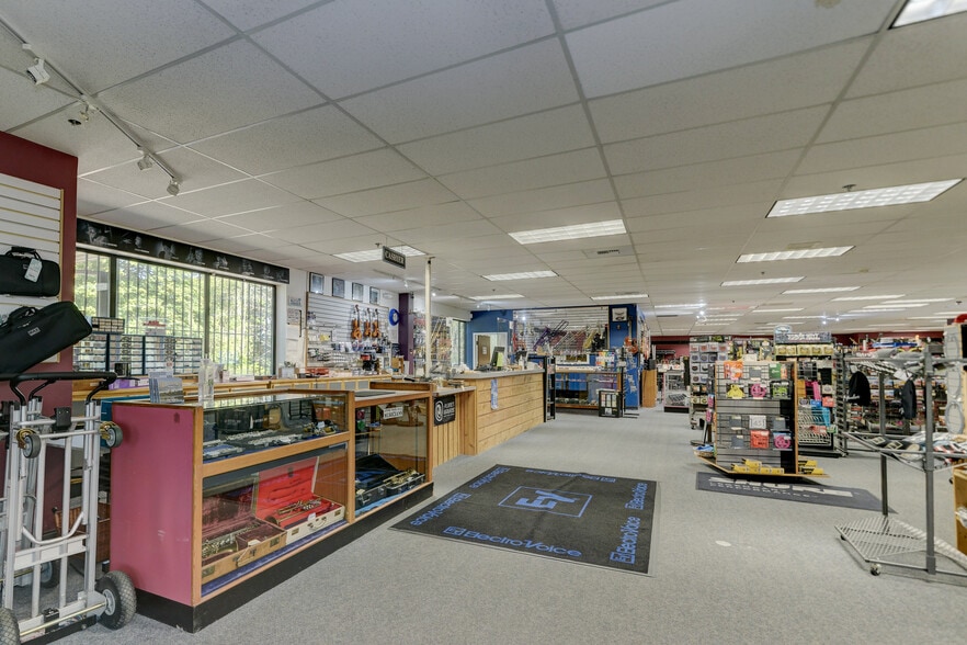 3738 Pacific Ave SE, Olympia, WA for sale - Interior Photo - Image 2 of 32