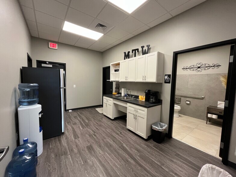 3950 N Ridge Rd, Wichita, KS for sale - Interior Photo - Image 1 of 1