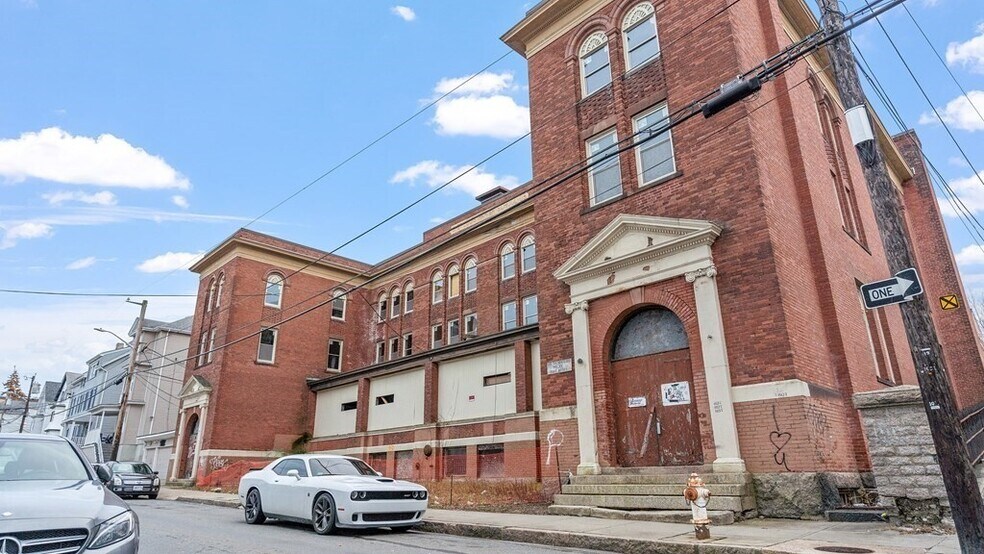 403 Division St, Fall River, MA 02721