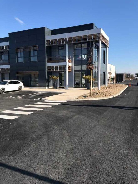 13 Avenue Du Parc Alata, Creil for lease - Building Photo - Image 3 of 5