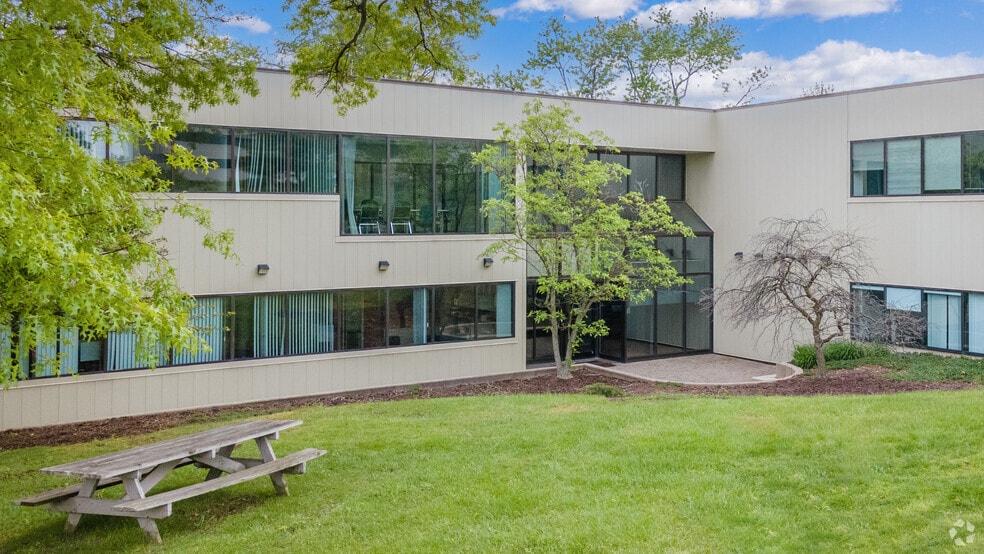 11279 Cornell Park Dr, Cincinnati, OH for lease - Building Photo - Image 2 of 4