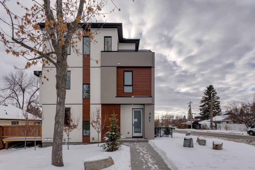 2124 7 St NW, Calgary, AB for sale - Building Photo - Image 2 of 19