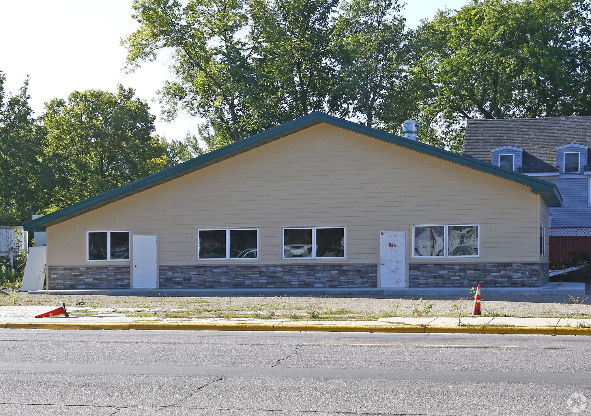 103 4th St E, Winthrop, MN for sale Primary Photo- Image 1 of 1