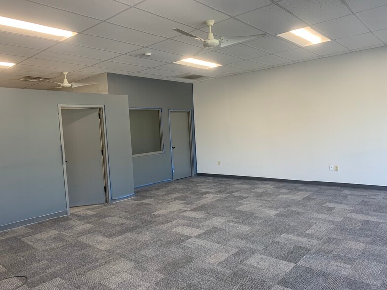 1825-1847 NW Vivion Rd, Kansas City, MO for lease - Building Photo - Image 3 of 8