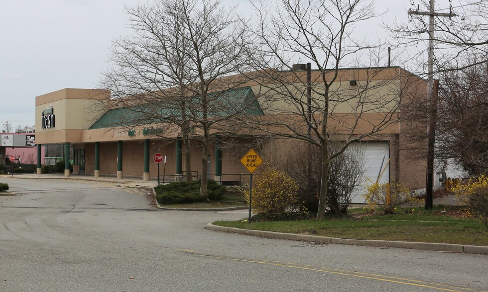 201 Grumman Rd W, Bethpage, NY 11714 Industrial for Lease