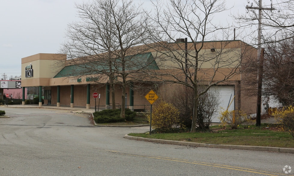 2 Westbury Ave, Carle Place, NY for sale - Primary Photo - Image 1 of 1