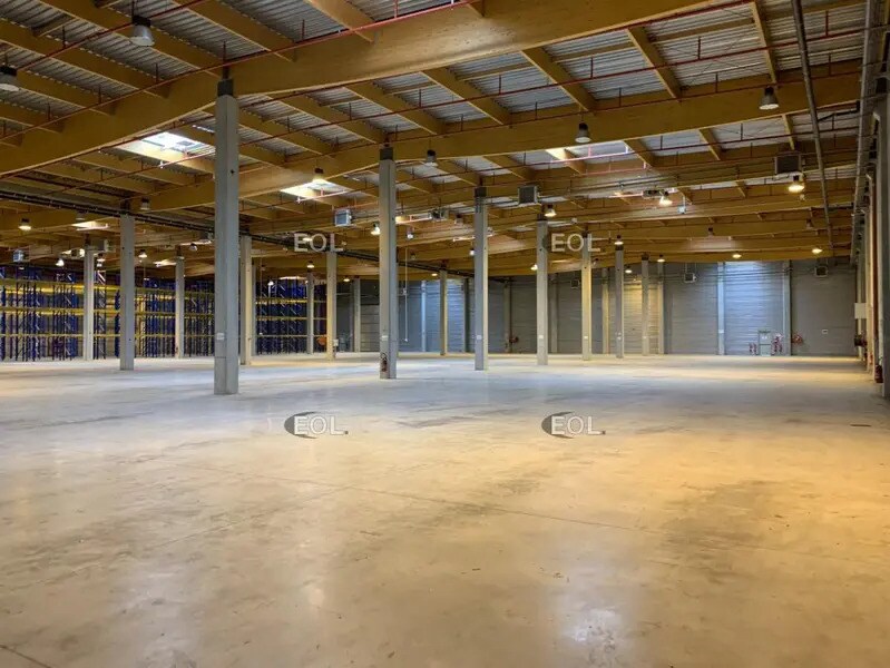 Location Entrepôt 6 345 m² - Photo 1