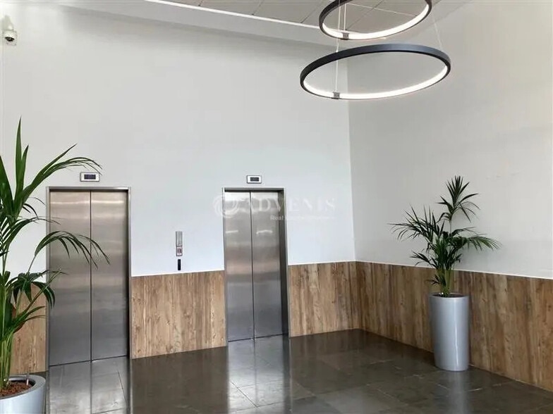 Office in Montigny-le-Bretonneux for lease - Interior Photo - Image 2 of 9