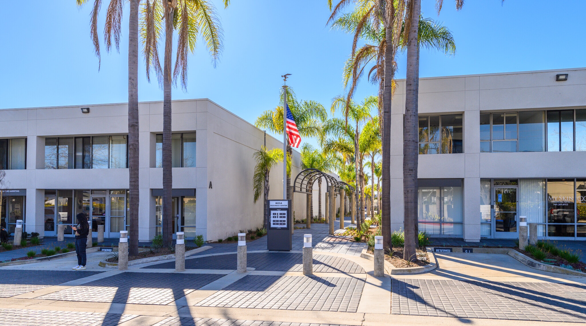 711 W 17th St, Costa Mesa, CA for sale Primary Photo- Image 1 of 12