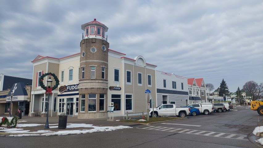 325 E Central Ave, Mackinaw City, MI for lease - Primary Photo - Image 1 of 15