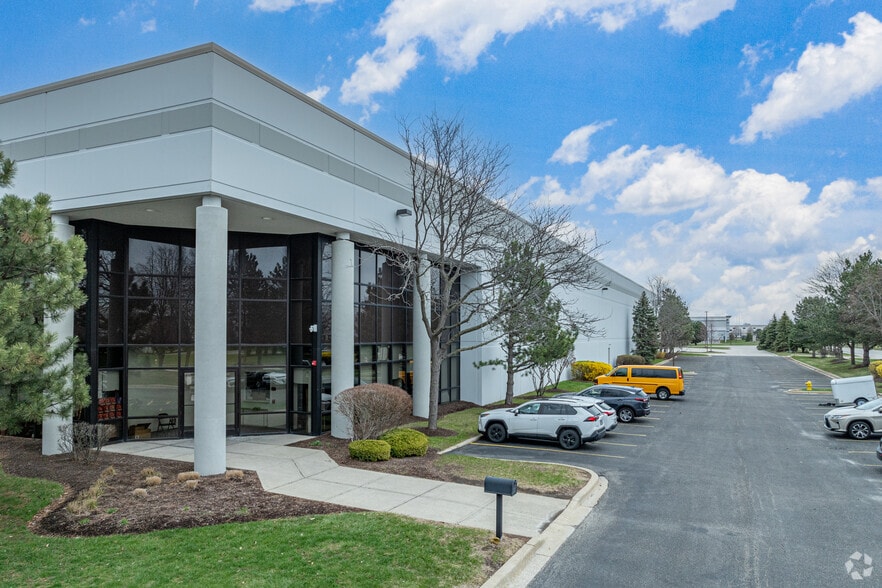 900 Carlow Dr, Bolingbrook, IL for lease - Primary Photo - Image 1 of 5