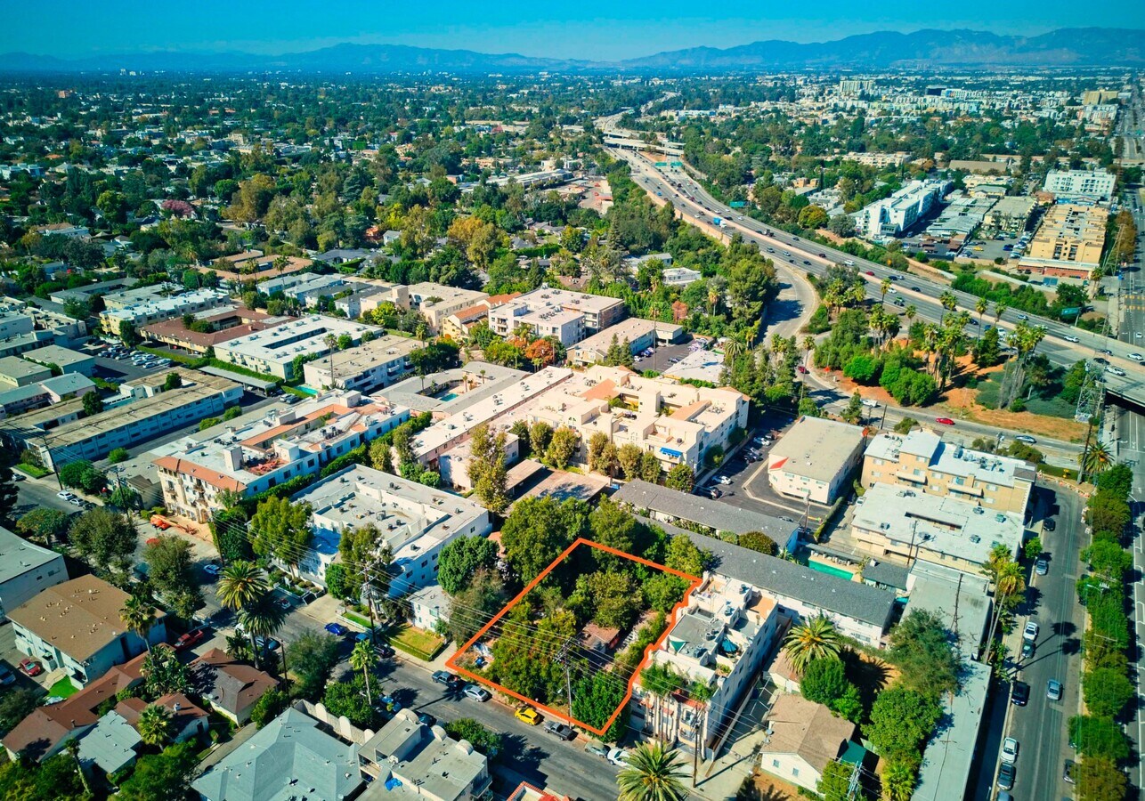 11035 Aqua Vista St, Studio City, CA 91602