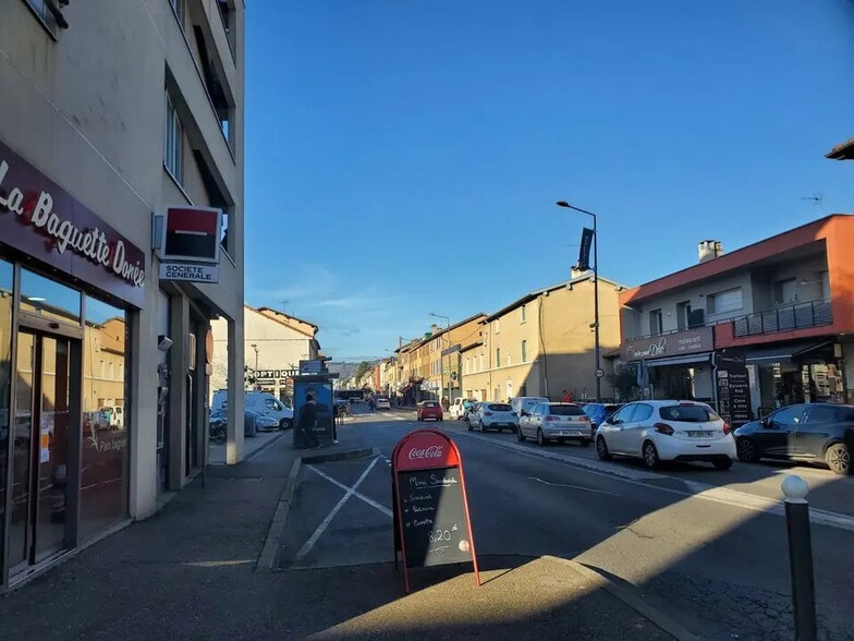 Retail in Craponne for lease - Building Photo - Image 2 of 2