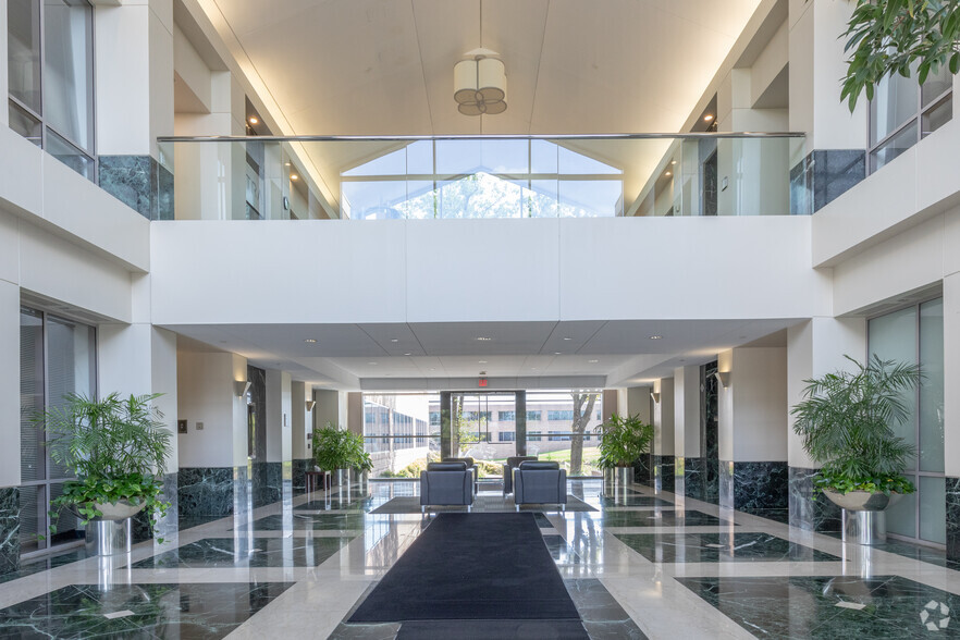 14585 Avion Pky, Chantilly, VA for lease - Lobby - Image 1 of 4