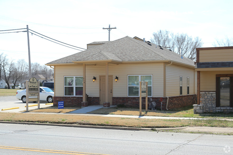 319-321 W 1st St, Claremore, OK for lease - Building Photo - Image 2 of 3