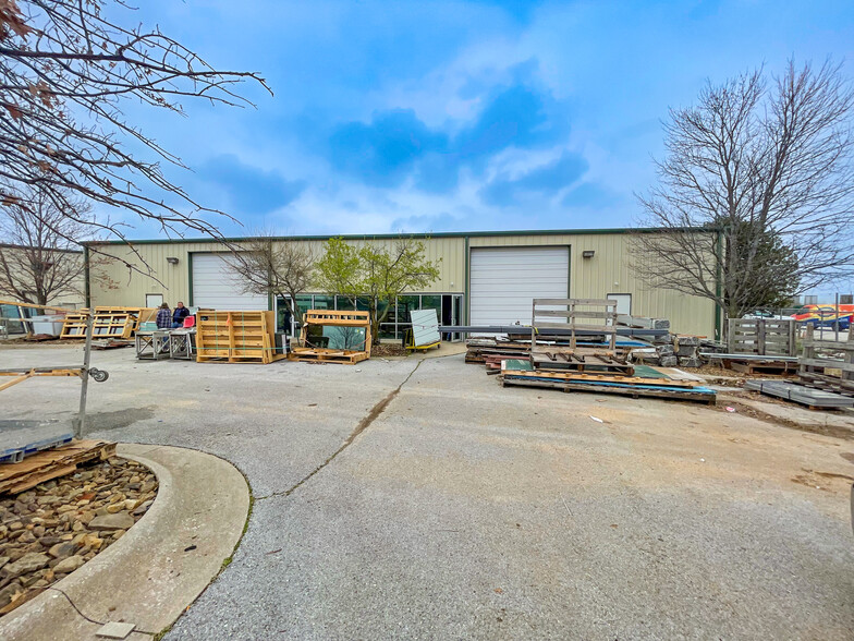 208 Commercial Ave, Lowell, AR for sale - Building Photo - Image 1 of 1