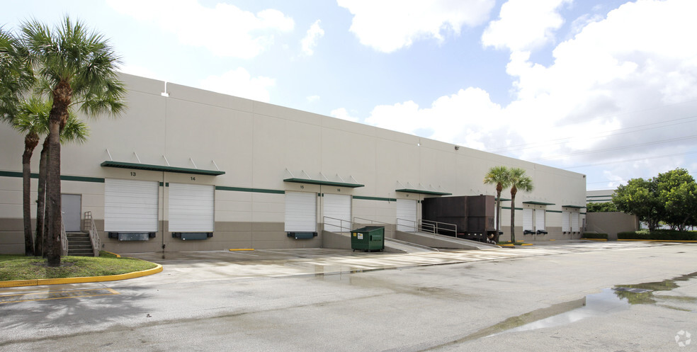 701 NW 33rd St, Pompano Beach, FL for lease - Building Photo - Image 3 of 12