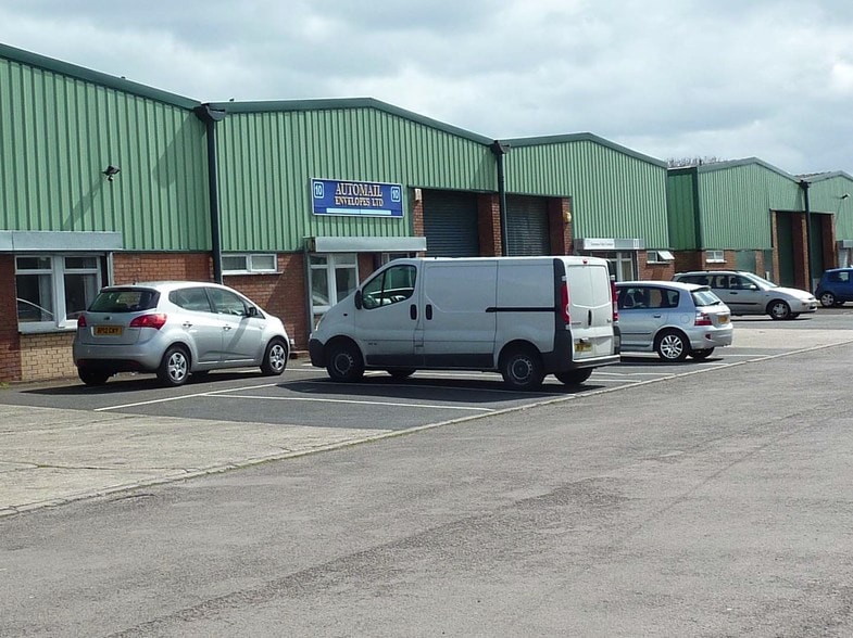 Unit 21-25 Saltbrook Trading Estate, Saltbrook Rd, Halesowen for lease - Building Photo - Image 1 of 1