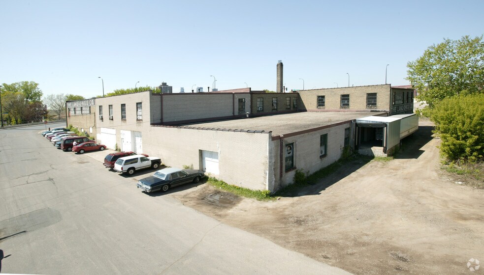 945 NE Broadway St, Minneapolis, MN for lease - Building Photo - Image 2 of 17