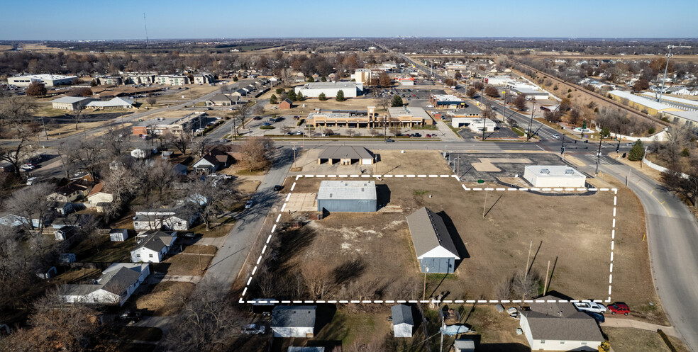 2 Flex Buildings With Yard In Haysville portfolio of 2 properties for sale on LoopNet.com - Building Photo - Image 2 of 17