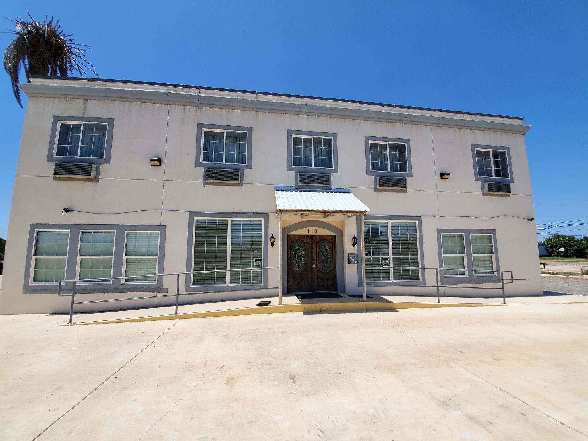 110 S Main, Dilley, TX 78017