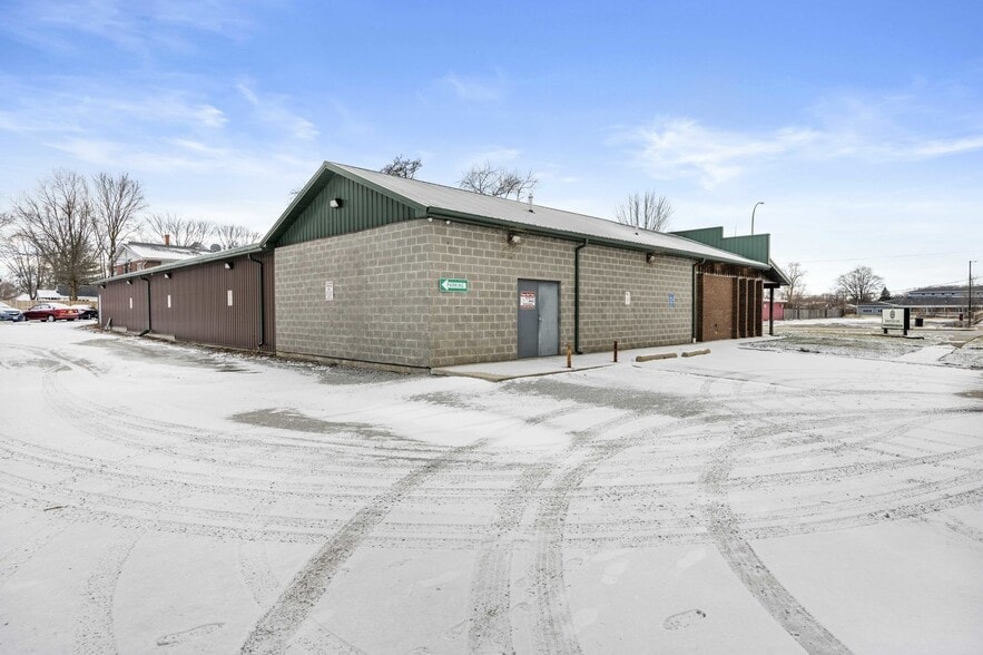 110 Gladiolus St, Momence, IL for sale - Building Photo - Image 2 of 8