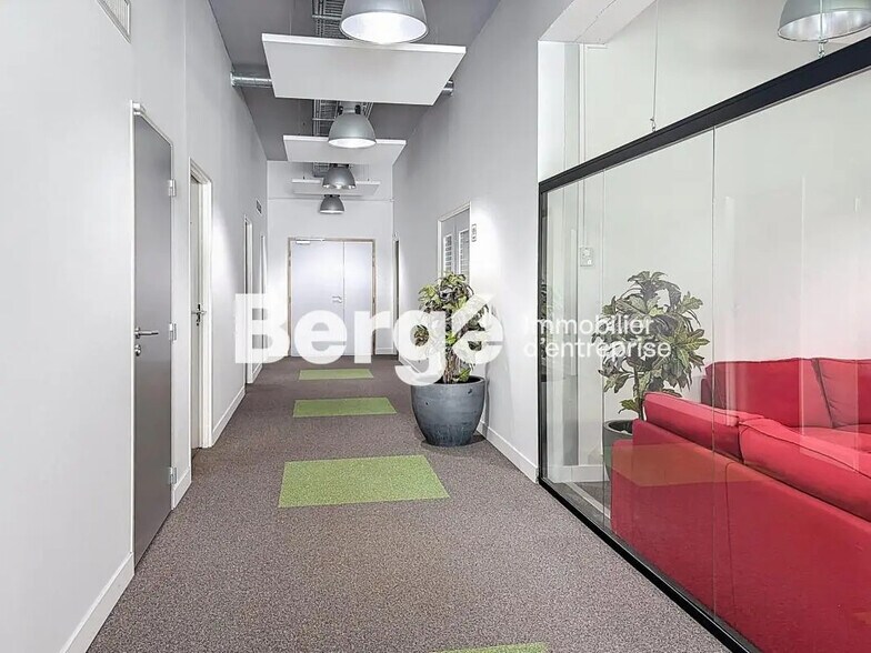 Office in Valbonne for lease - Interior Photo - Image 2 of 12