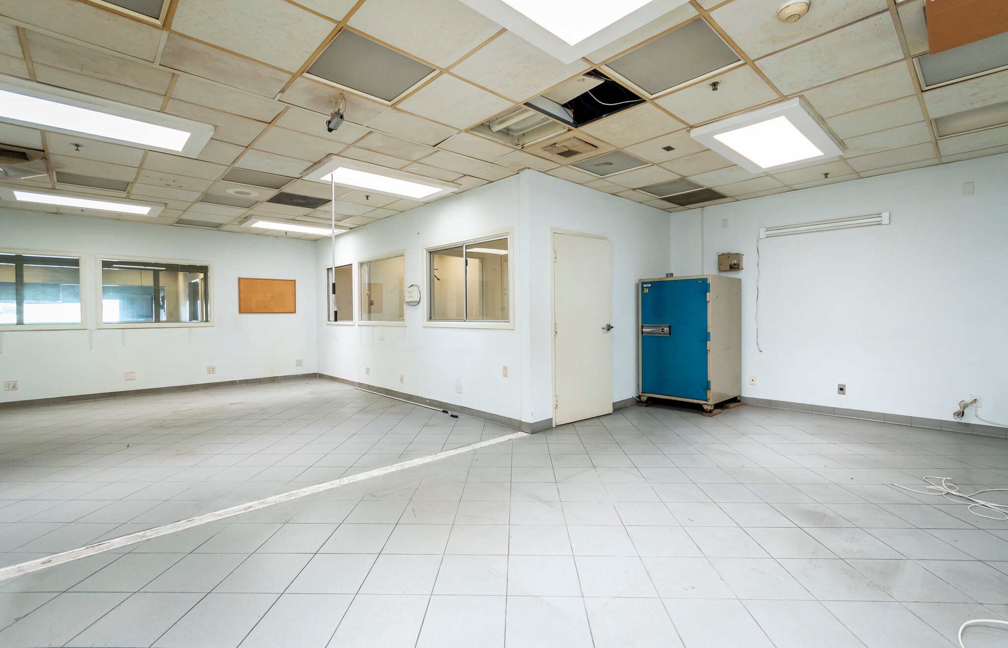 425 N Varney St, Burbank, CA for lease Interior Photo- Image 1 of 7