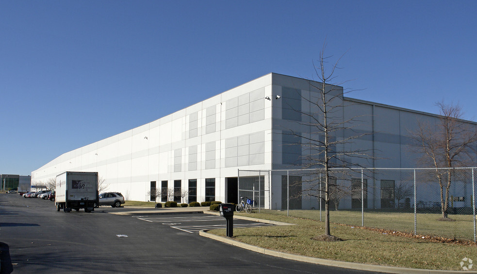 1 Gateway Commerce Center Dr W, Edwardsville, IL for lease - Building Photo - Image 1 of 7